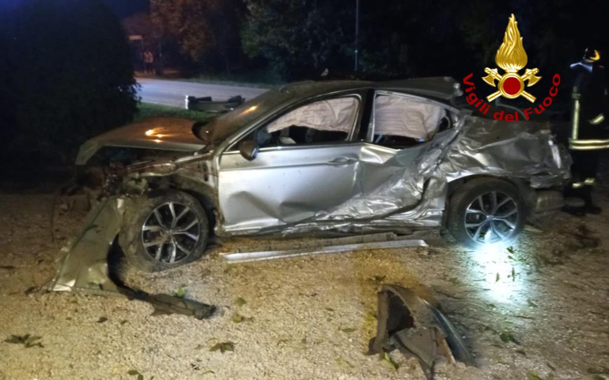 Camposampiero Fuori Strada Con L Auto Rimangono Incastrati Nell