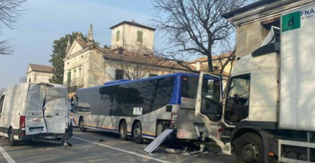 Camion Tampona Pullman E Furgone Paura Lungo La Valsugana All Ora Di