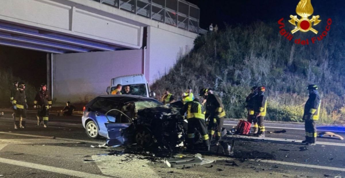 Tragedia Nella Notte Scontro Frontale Furgone Auto Morto 24enne