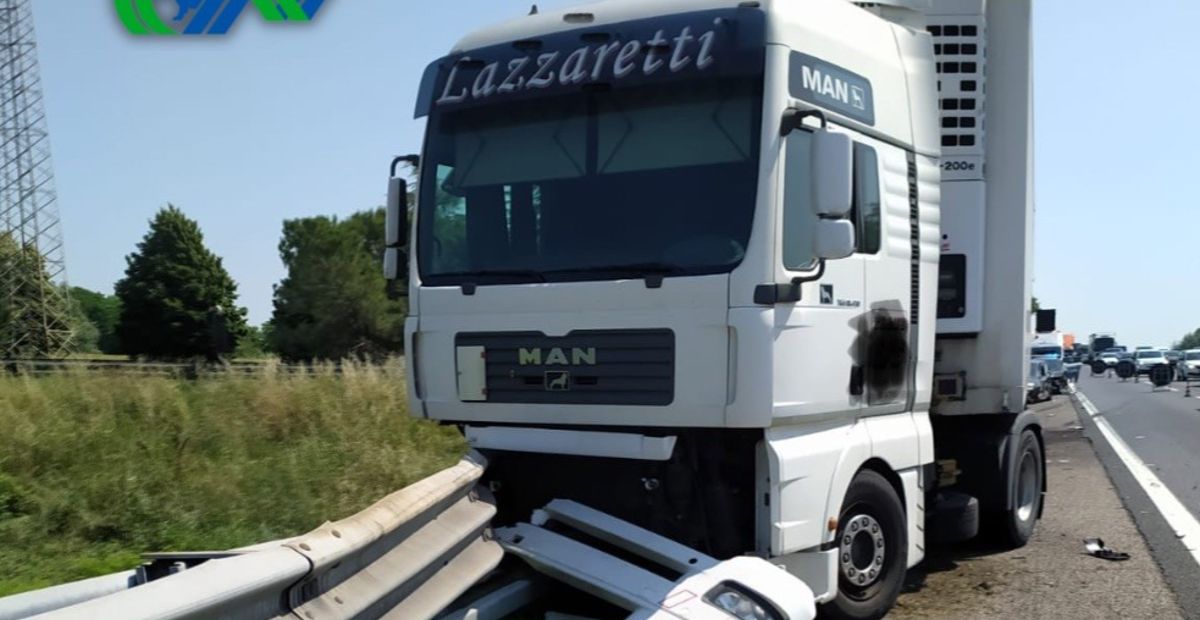 Incidente In A4 Tra Un Tir E Tre Auto Un Ferito Fino A 5 Chilometri