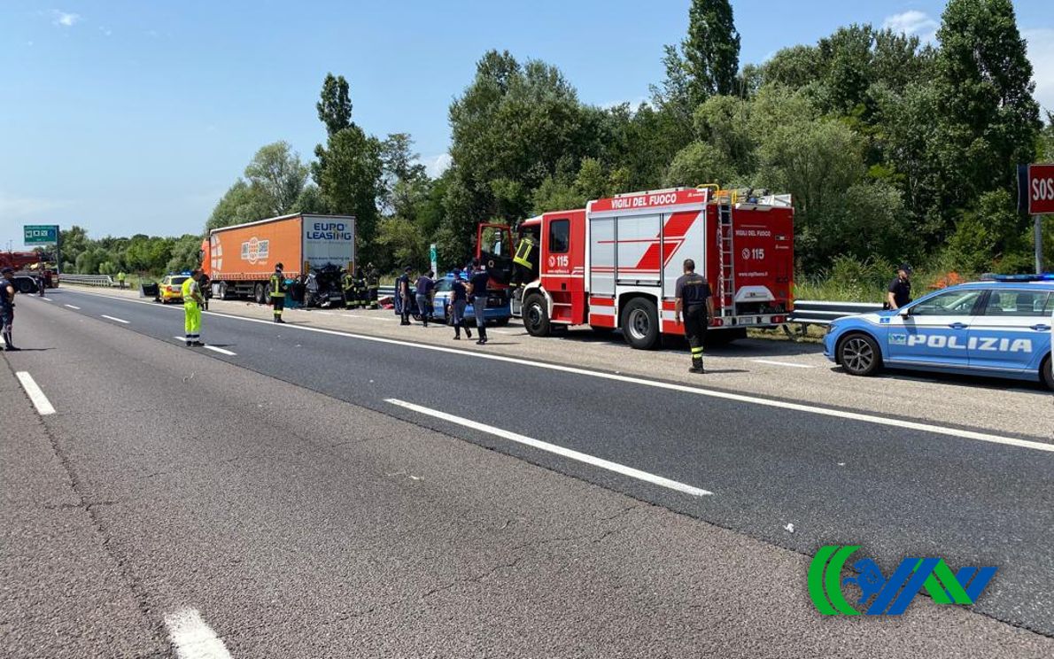 Incidente Mortale In A Auto Contro Tir Traffico Bloccato Bilancio