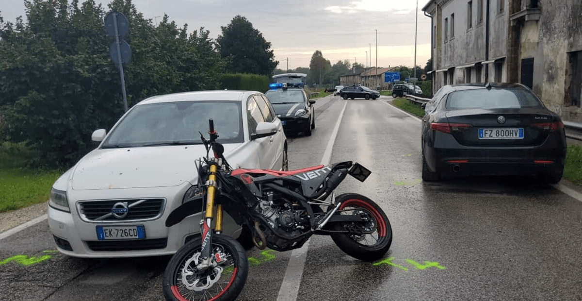 Si Schianta In Moto Contro Due Auto Centauro Di 18 Anni Finisce All