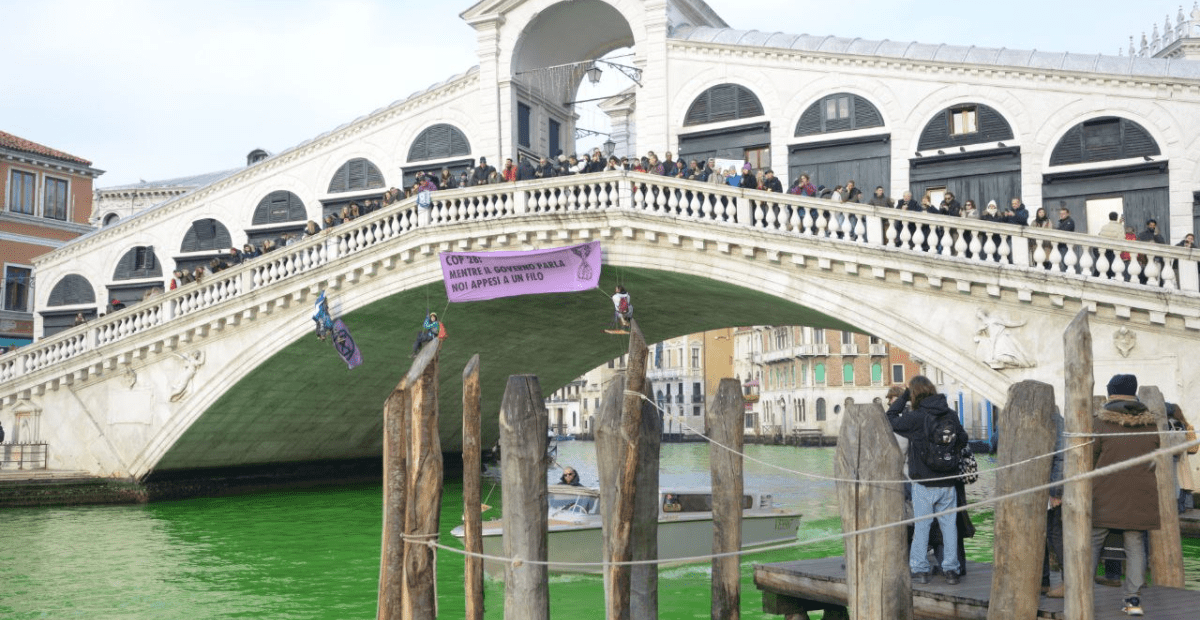 Canal Grande A Rialto Colorato Di Verde Nuovo Blitz Degli Eco Vandali