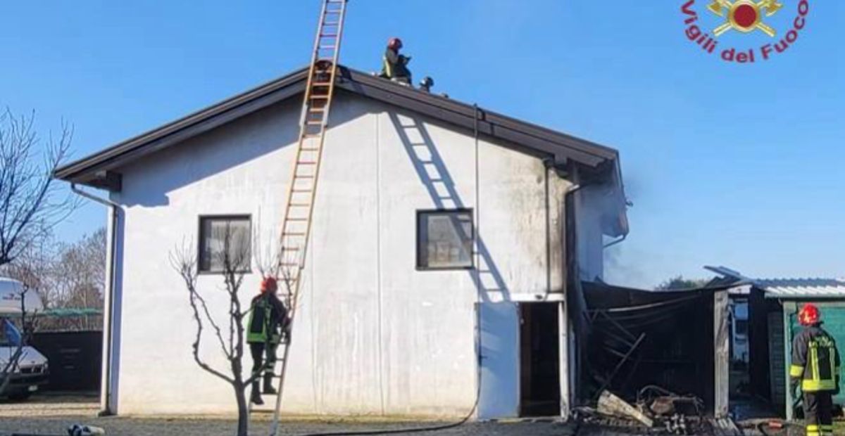 L Incendio Del Ricovero Attrezzi Si Propaga Al Tetto Della Casa Paura