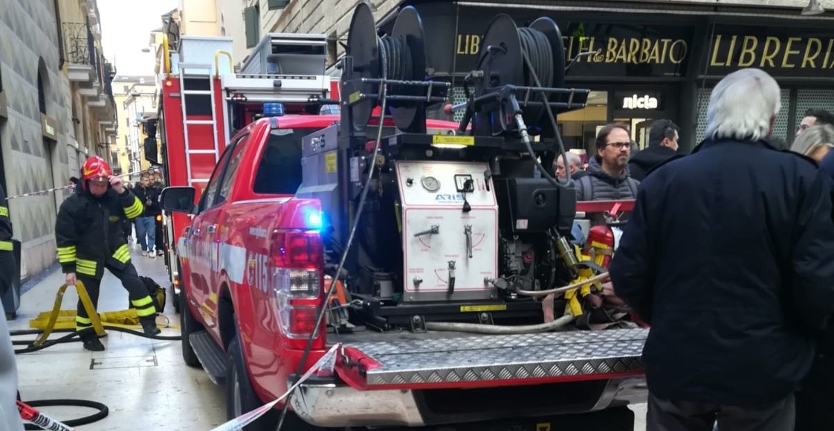 Incendio In Via Mazzini Vigili Del Fuoco Spengono Le Fiamme Tgverona