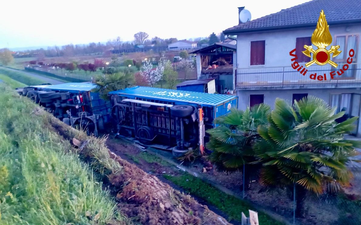 Tragedia Sfiorata Lungo La Strada Dei Vivai Camion Esce Di Strada E