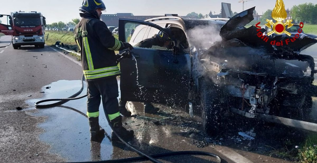 Esce Di Strada E Lauto Viene Divorata Dalle Fiamme Intervenendo Dei