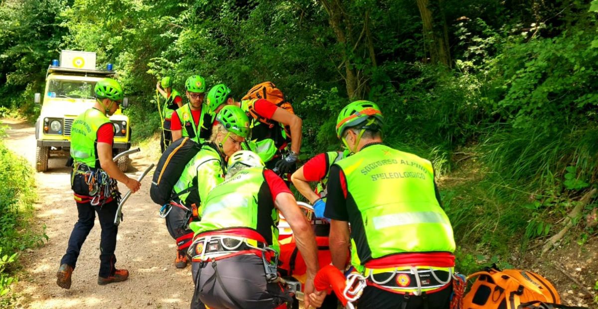 Cade Con La Bici Lungo Un Sentiero Di Downhill A Galzignano Salvato