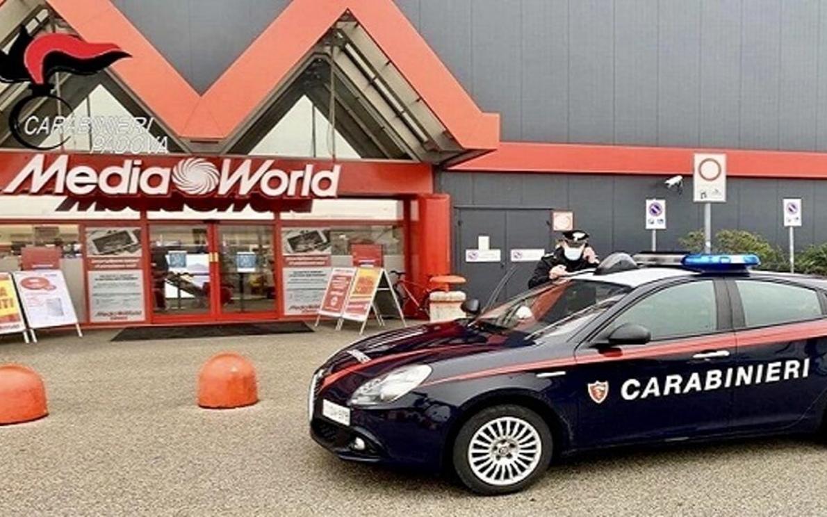 Carabinieri alla Mediaworld di Padova