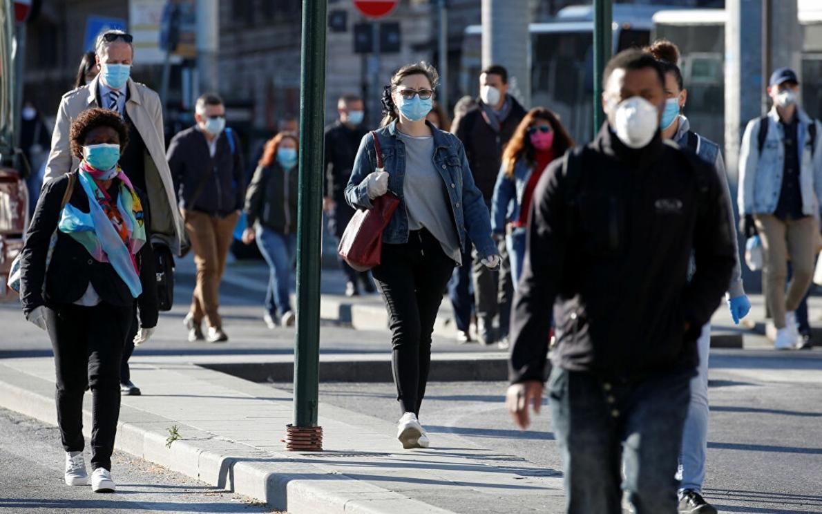Gente con mascherina in strada