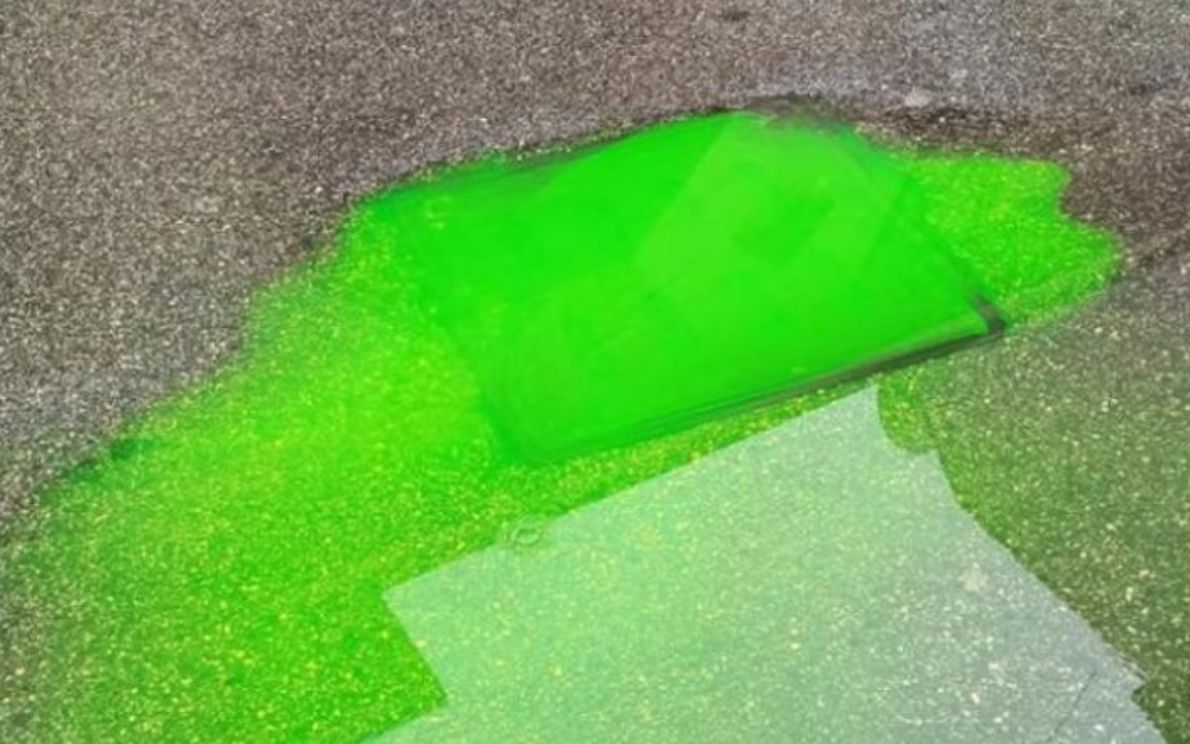 Liquido verde fuori dal tombino
