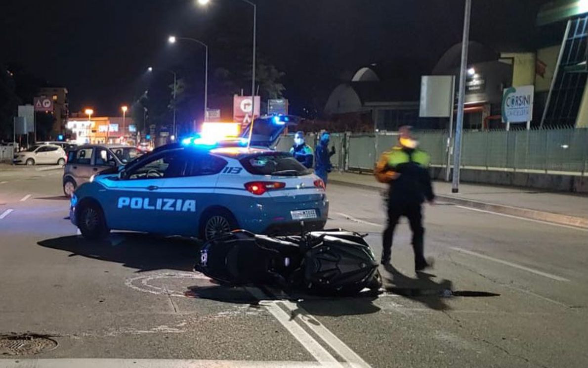 Ignorano L’alt Della Polizia E Scappano A Folle Velocità: Scene Da Film ...