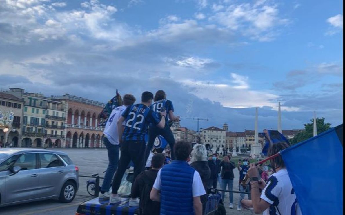 Tifosi dell’Inter in festa in Prato (ANSA)
