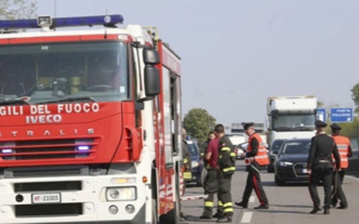 Camion in fiamme sulla Transpolesana 434 chiusa al traffico a Zevio