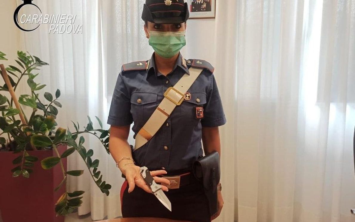 Il coltellaccio trovato dai Carabinieri