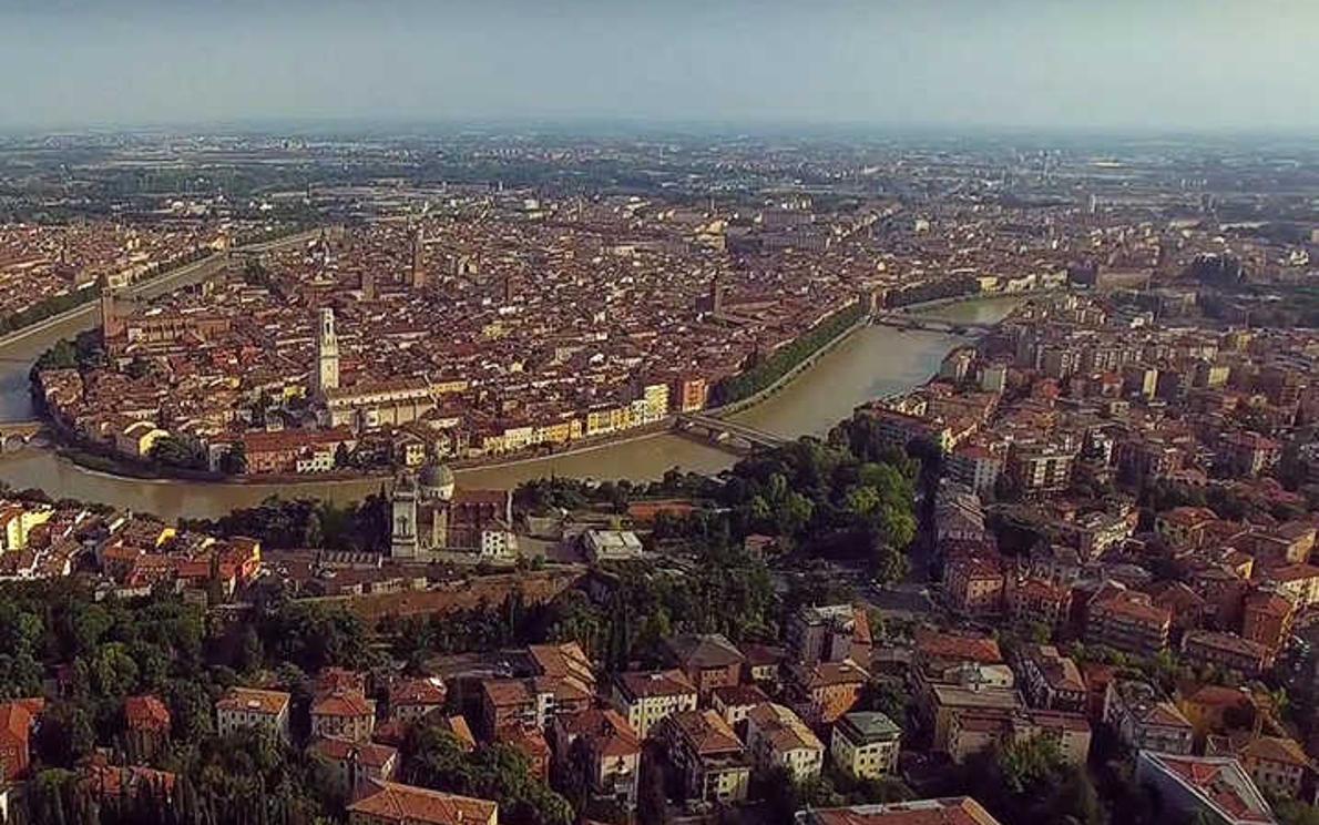 Verona dall&#8217;alto con l&#8217;Adige (hotelfree)