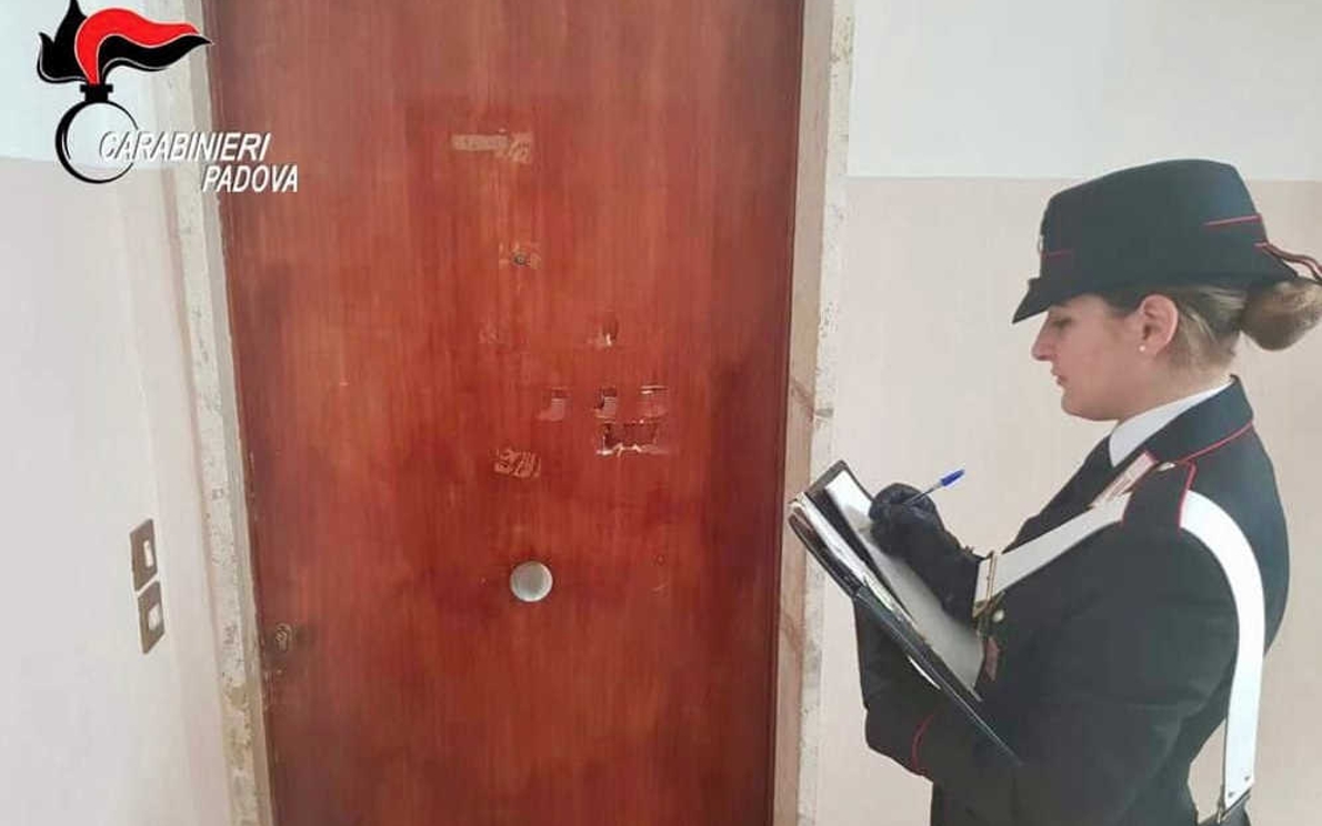 Tunisino delirante sfonda porta di una casa ad Altichiero