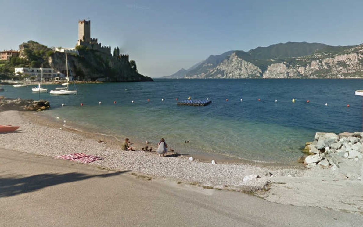 La spiaggia a Malcesine sul Lago di Garda, luogo tragedia