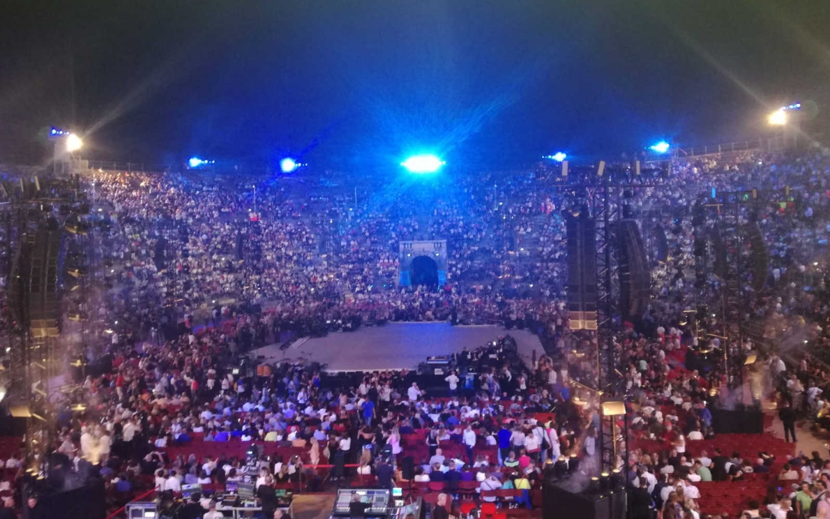 Il palco centrale del concerto di Baglioni