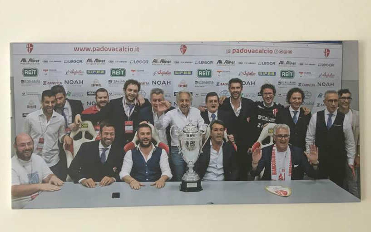 Staff del Calcio Padova con Bonetto presidente