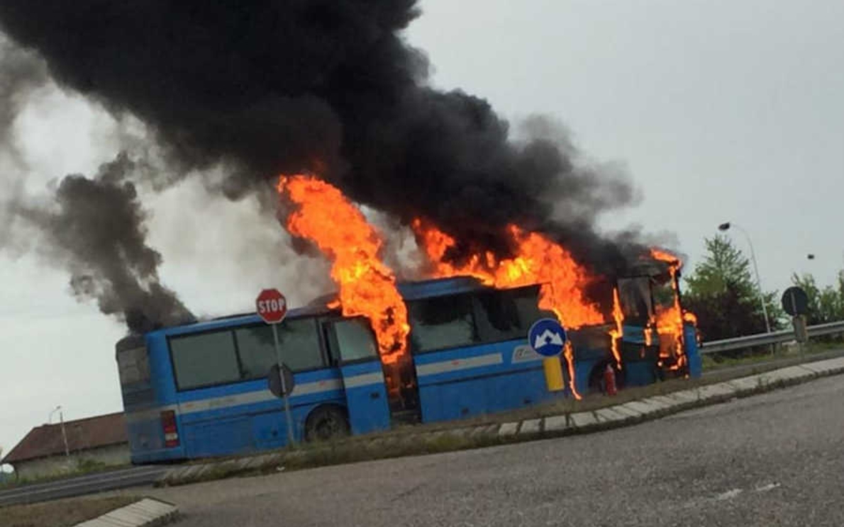 Autobus Busitalia in fiamme