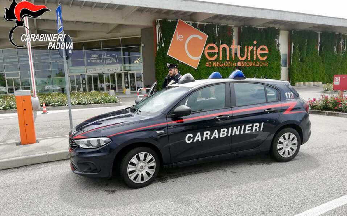 Carabinieri al Centro Commerciale Le Centurie