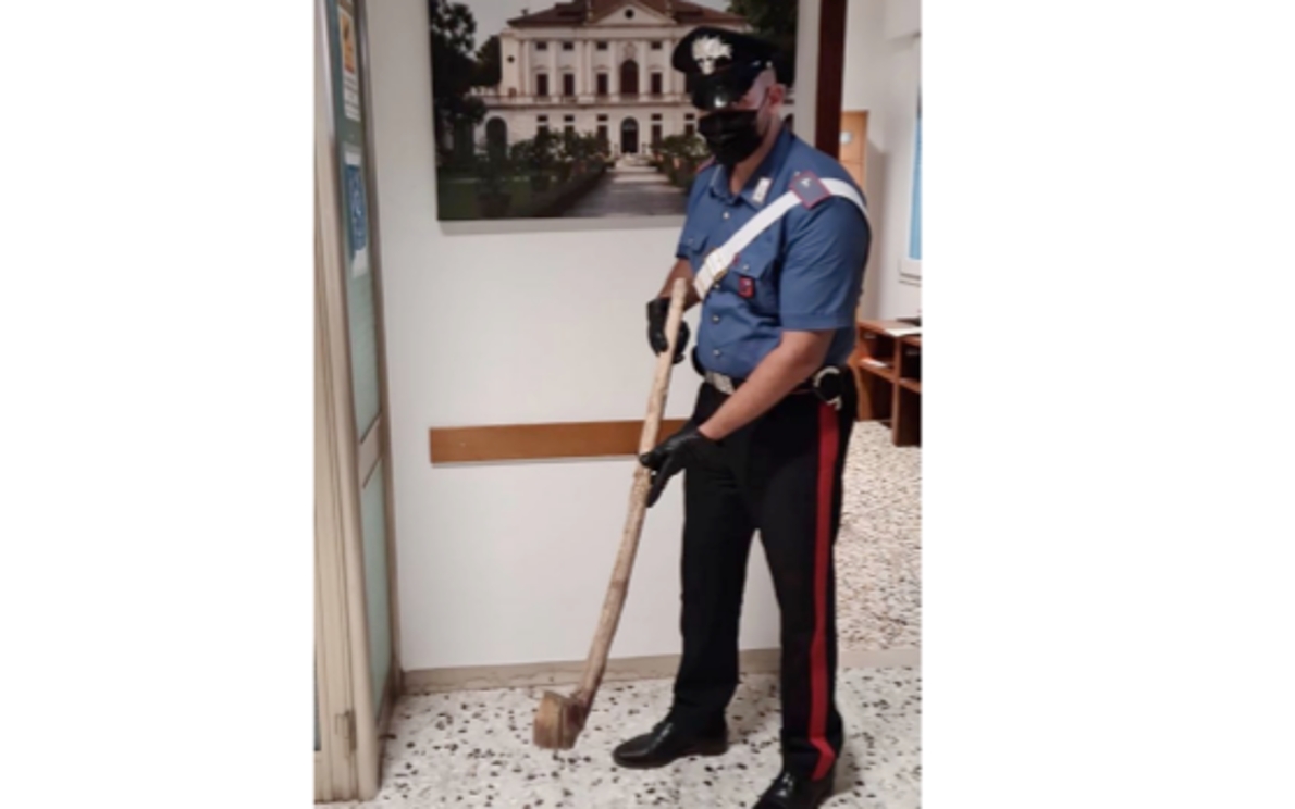 Bastone sequestrato dai carabinieri
