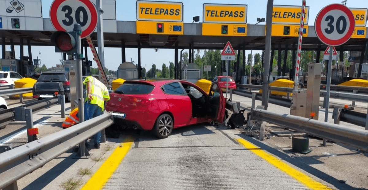 Incidente Al Casello E Telepass Bloccato, Ma Esodo Di Ferragosto ...