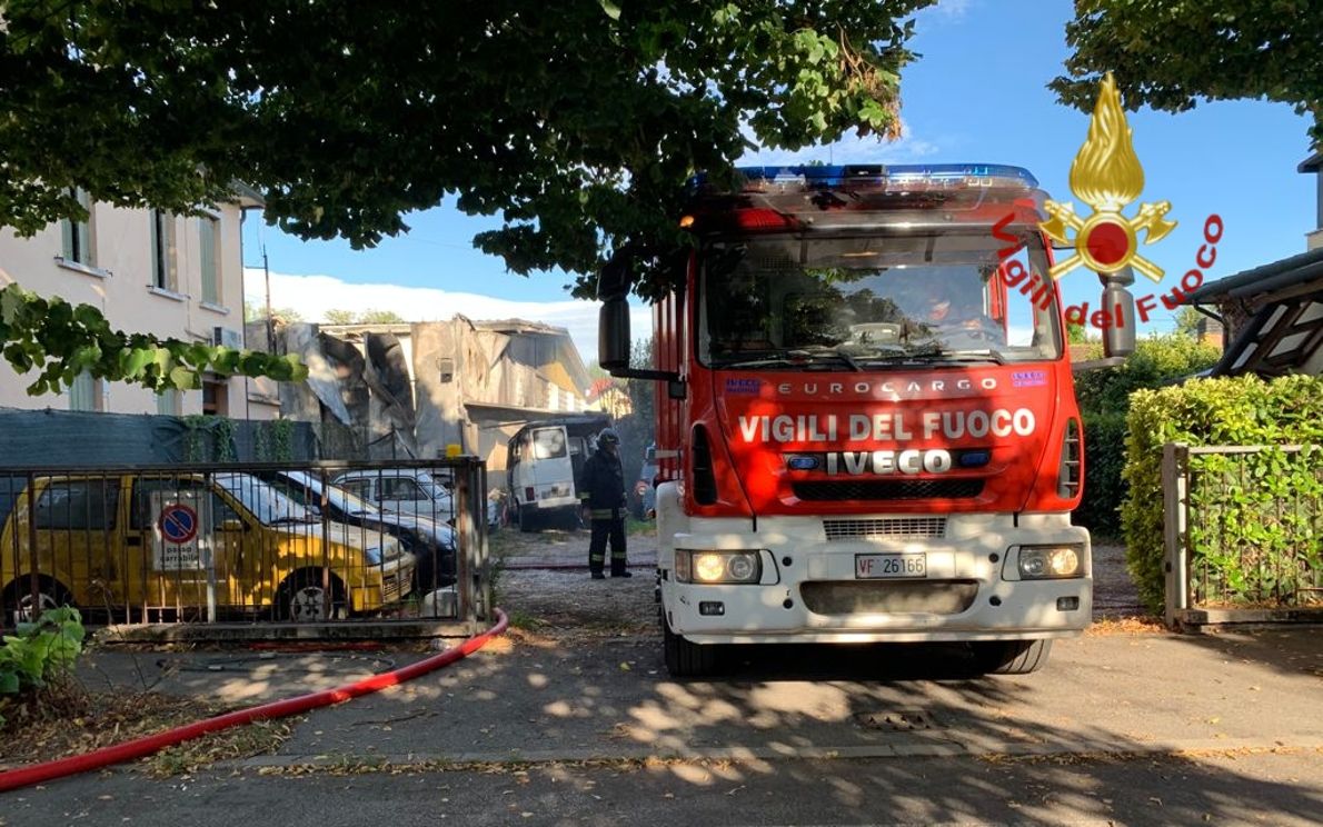 Incendio autofficina zona Sacro Cuore