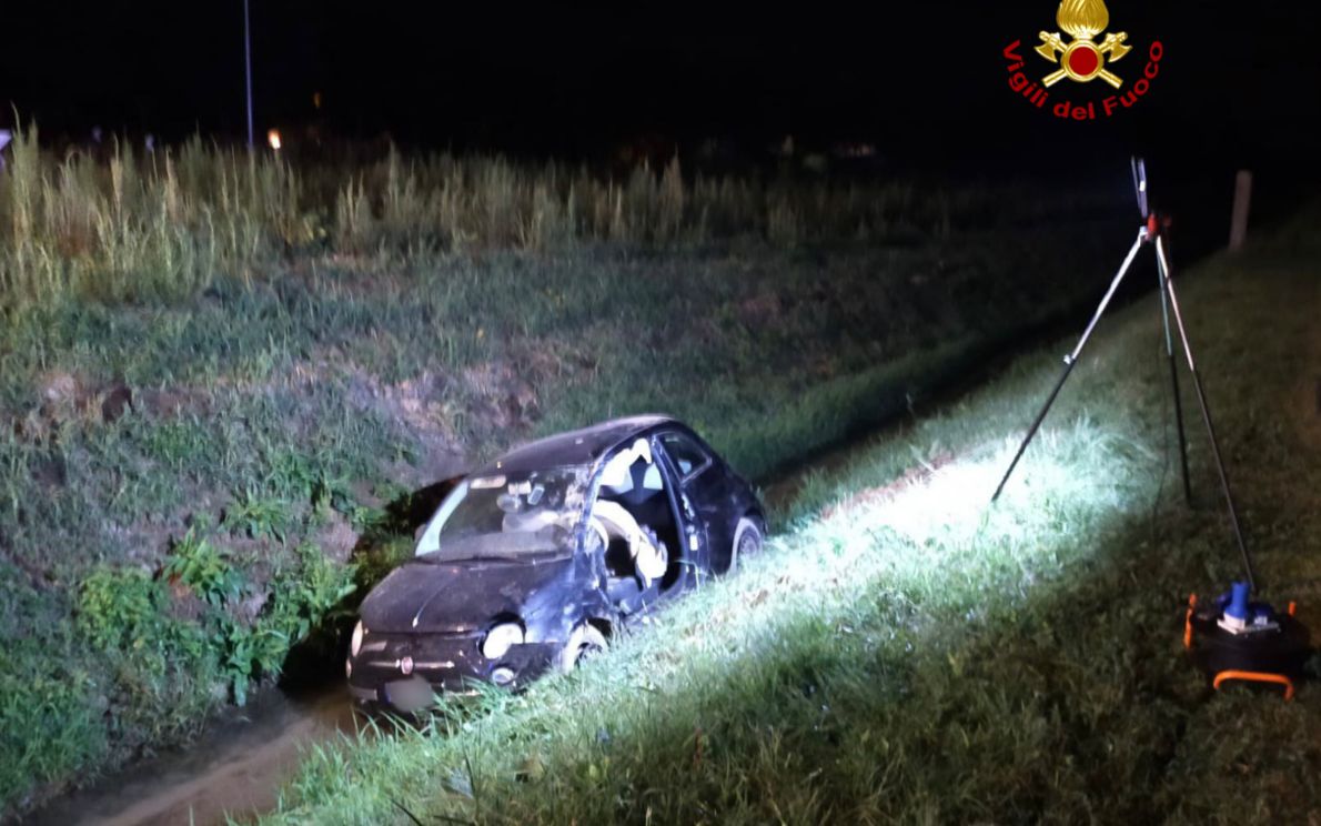 esce di strada con l auto e finisce nel fossato in piena notte un ferito tgpadova telenuovo