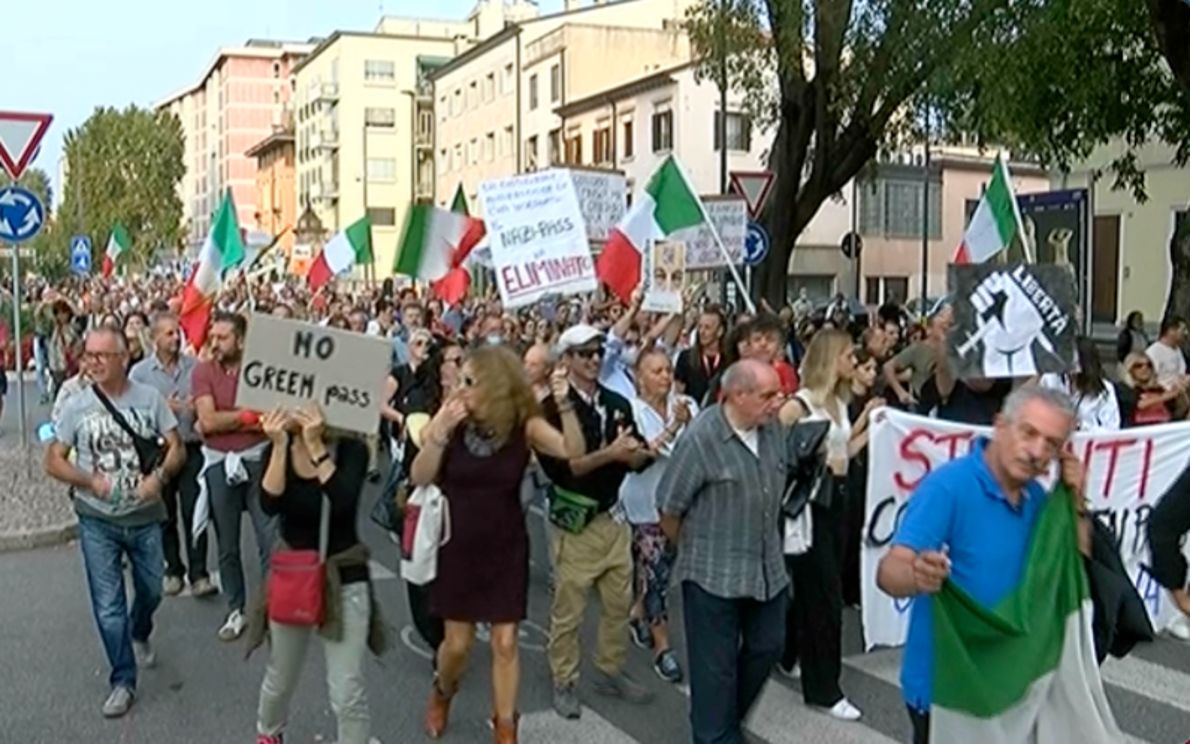 Corteo no-vax lungo viale Codalunga