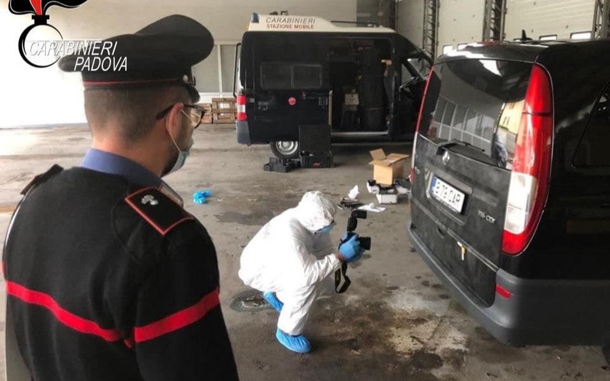 Ritrovato furgone rapitori, indagini carabinieri