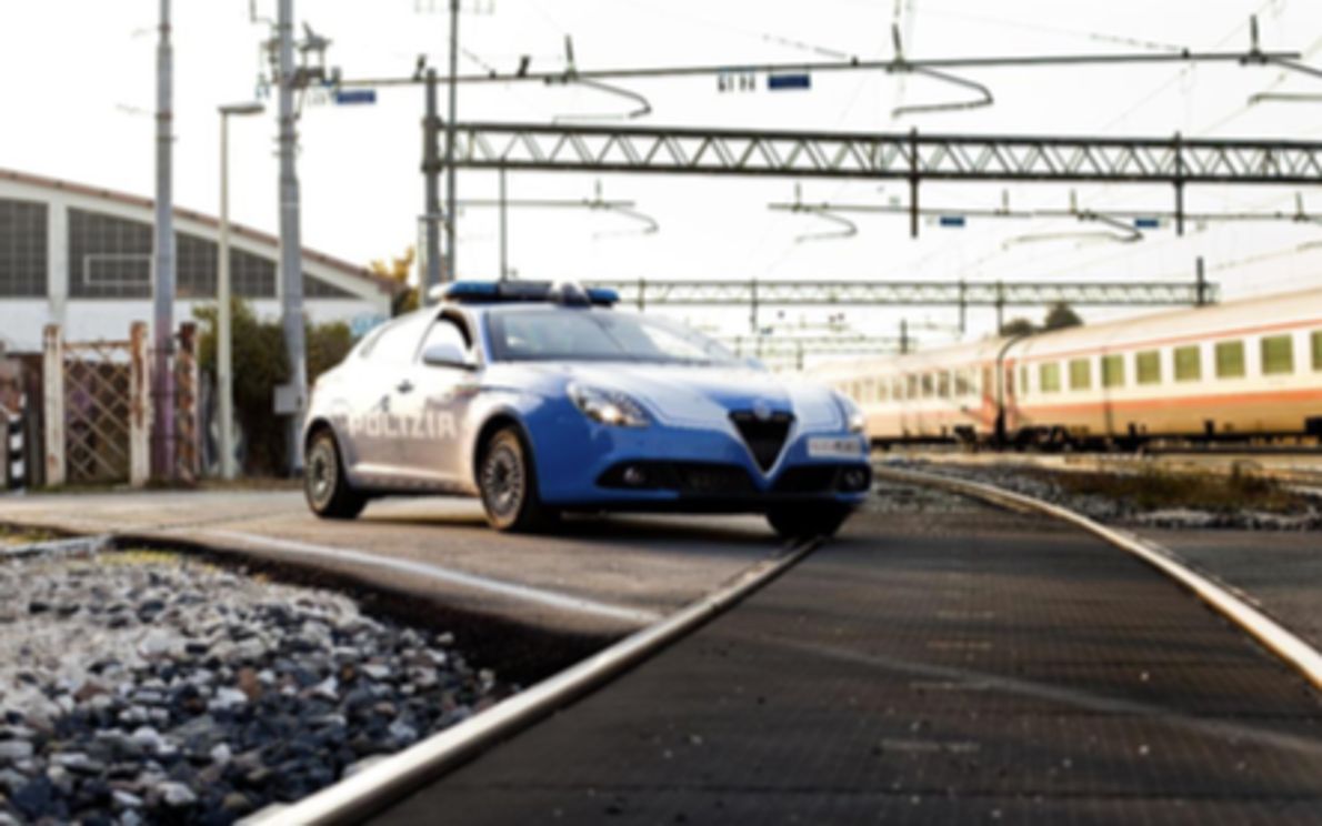 Volante della Polizia sui binari