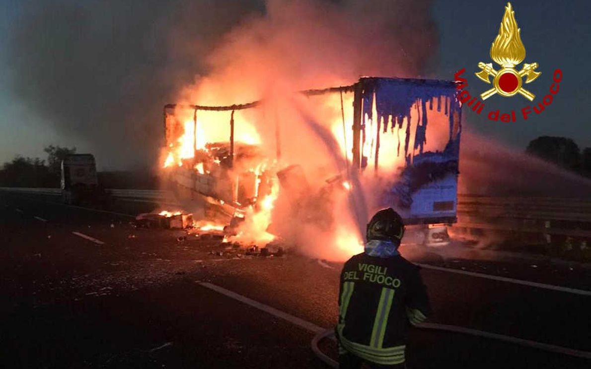 A13 chiusa, camion in fiamme