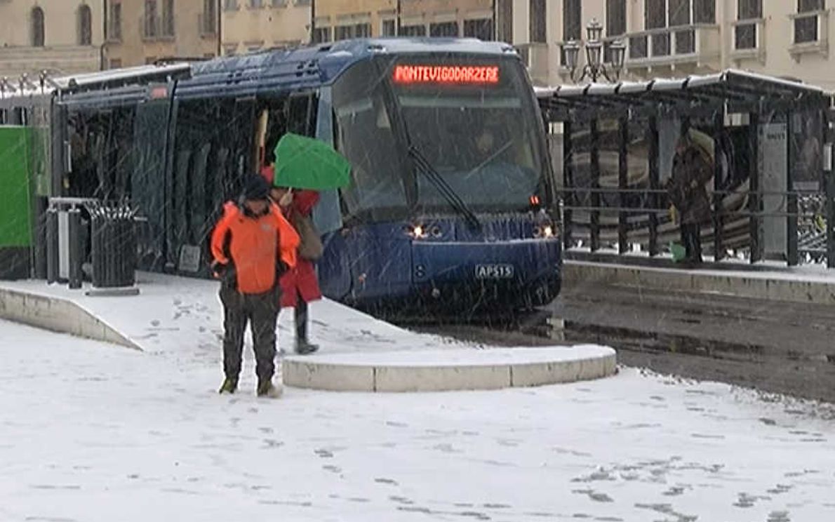 Il tram sotto la neve nell&#8217;inverno 2018