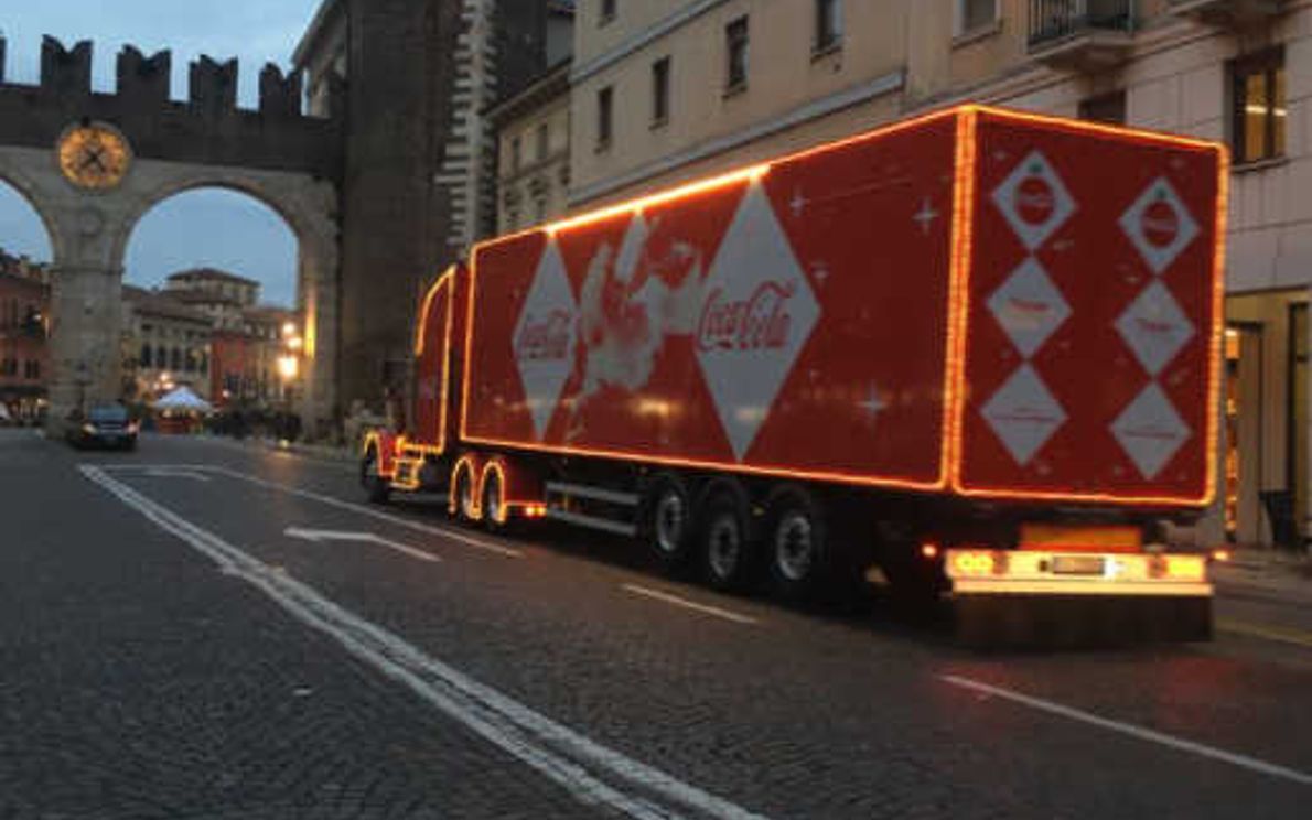 Truck Coca-Cola in centro a Verona