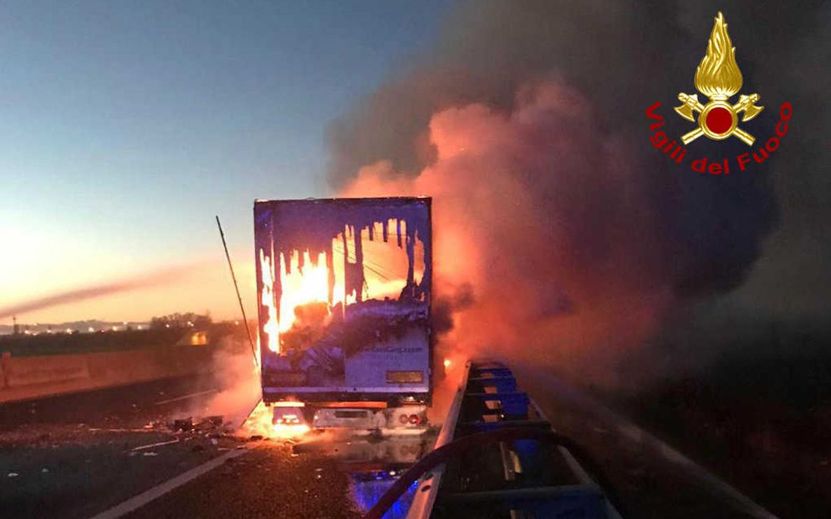 Camion in fiamme sulla A13