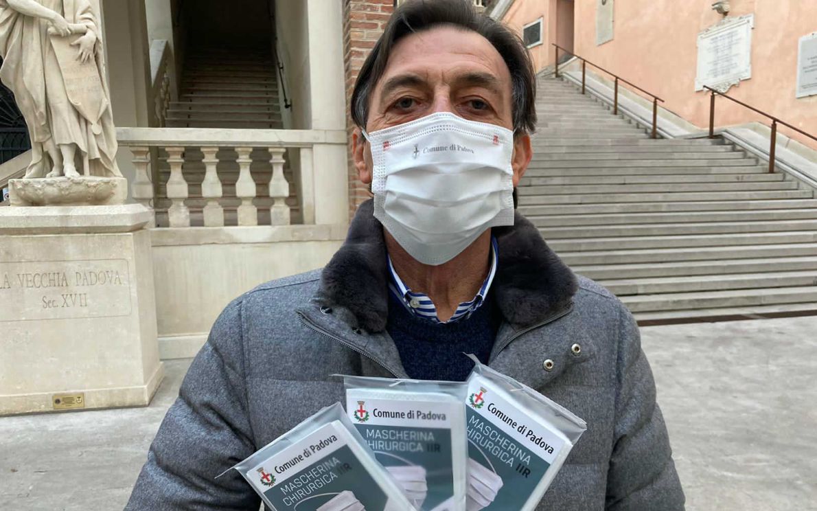 Sergio Giordani con le mascherine donate da Grafica Veneta