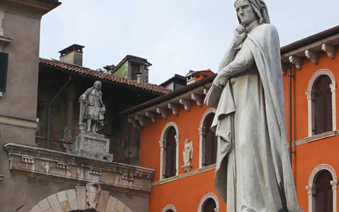 La statua di Dante in piazza dei Signori