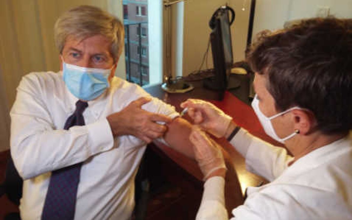 Carlo Rugiu si vaccina
