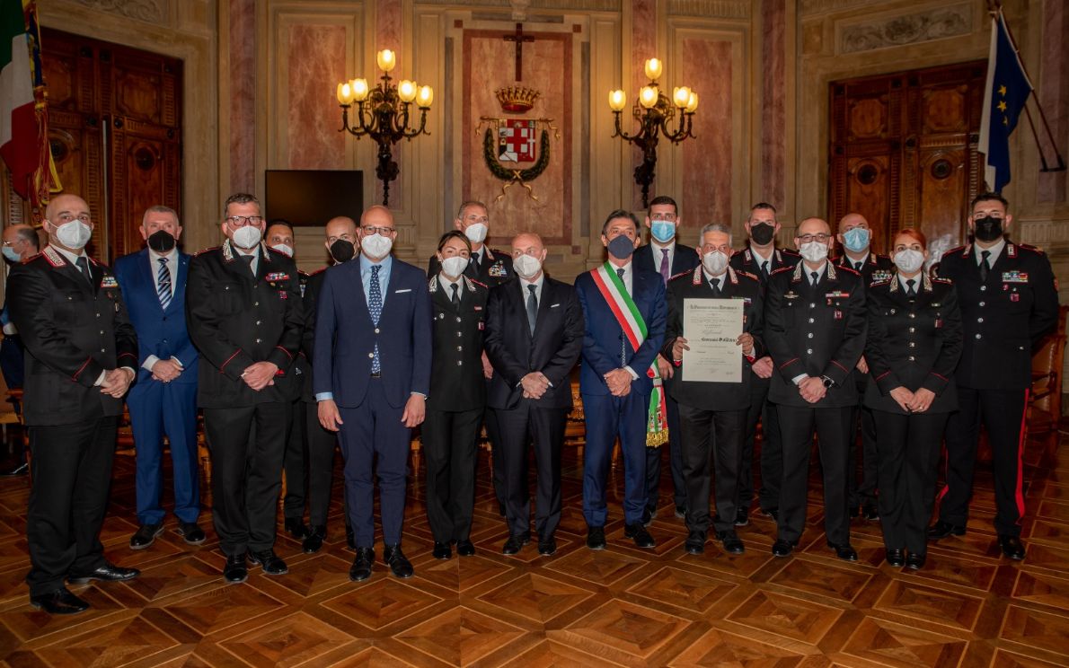 Onorificenze a 12 carabineiri