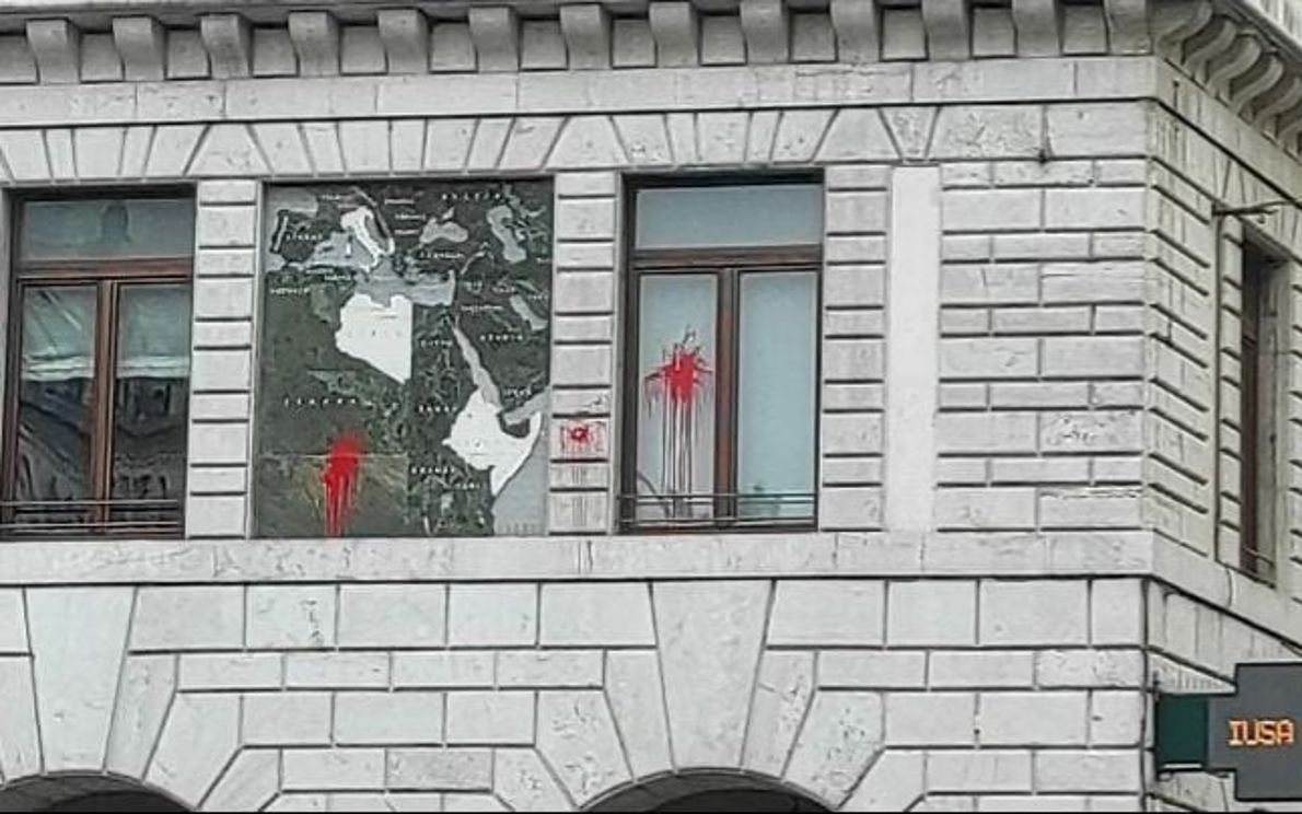 Uova con vernice rossa a Palazzo Moroni