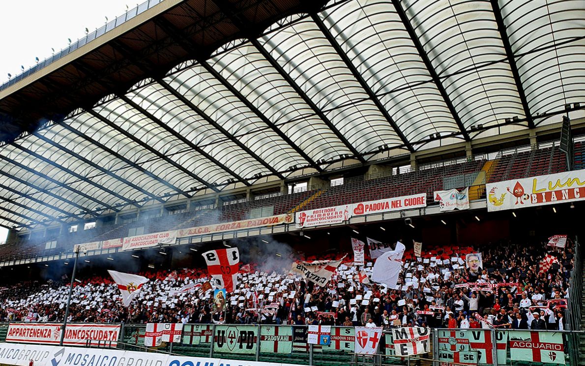 Tifosi Calcio Padova in tribuna Est