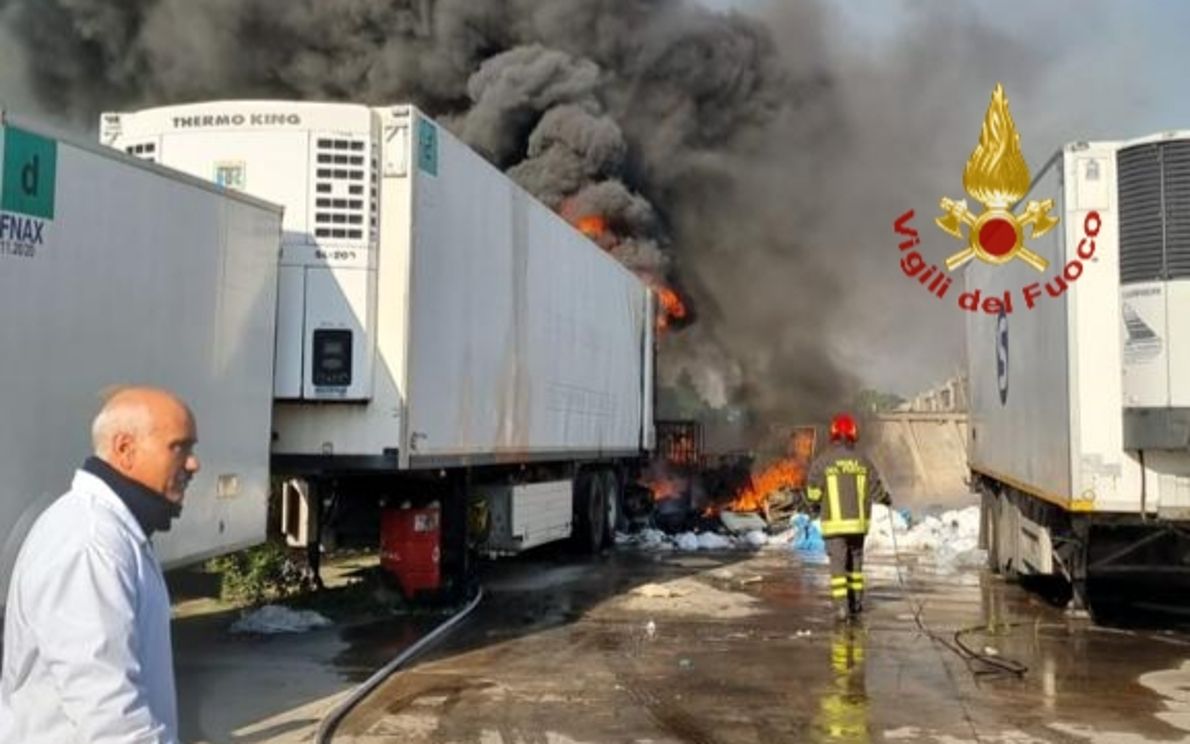 Rimorchio frigo in fiamme