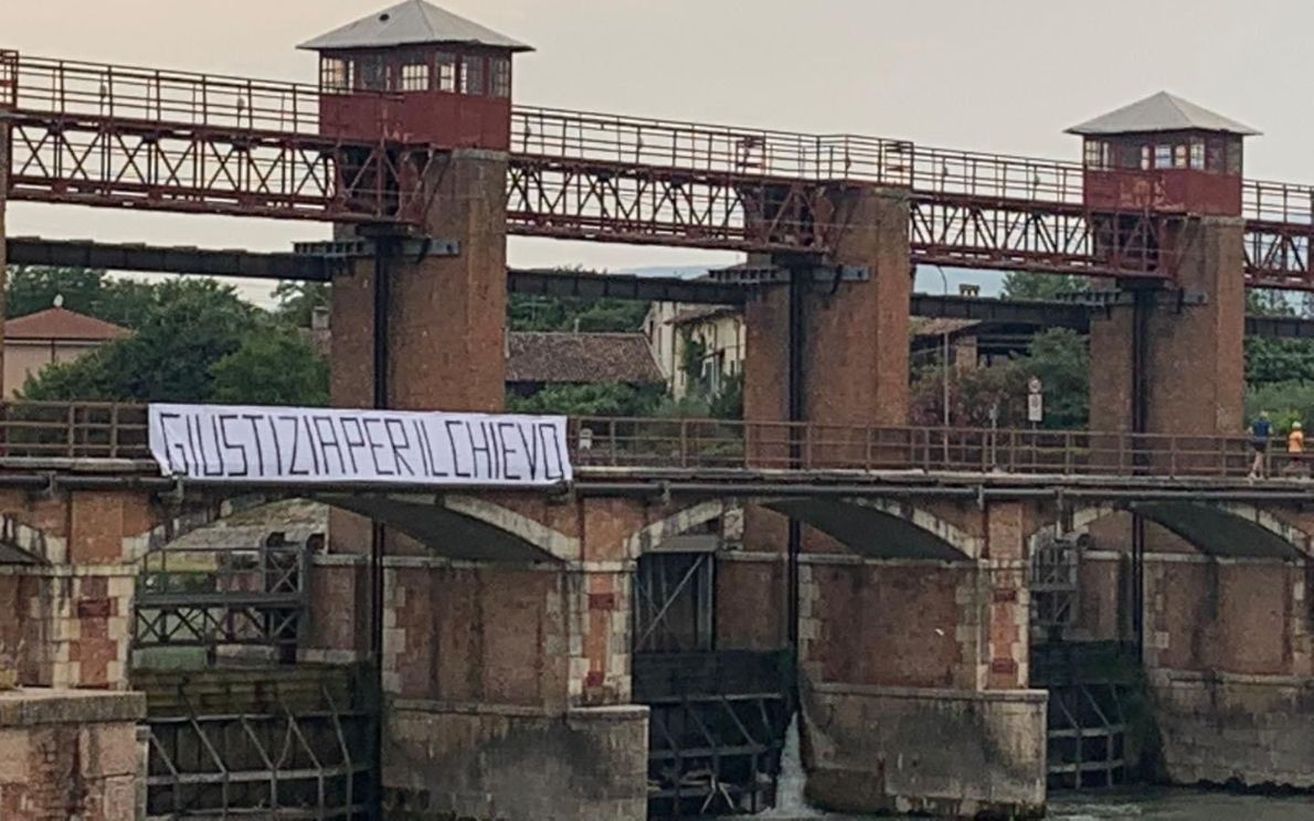 Lo striscione comparso sulla Diga