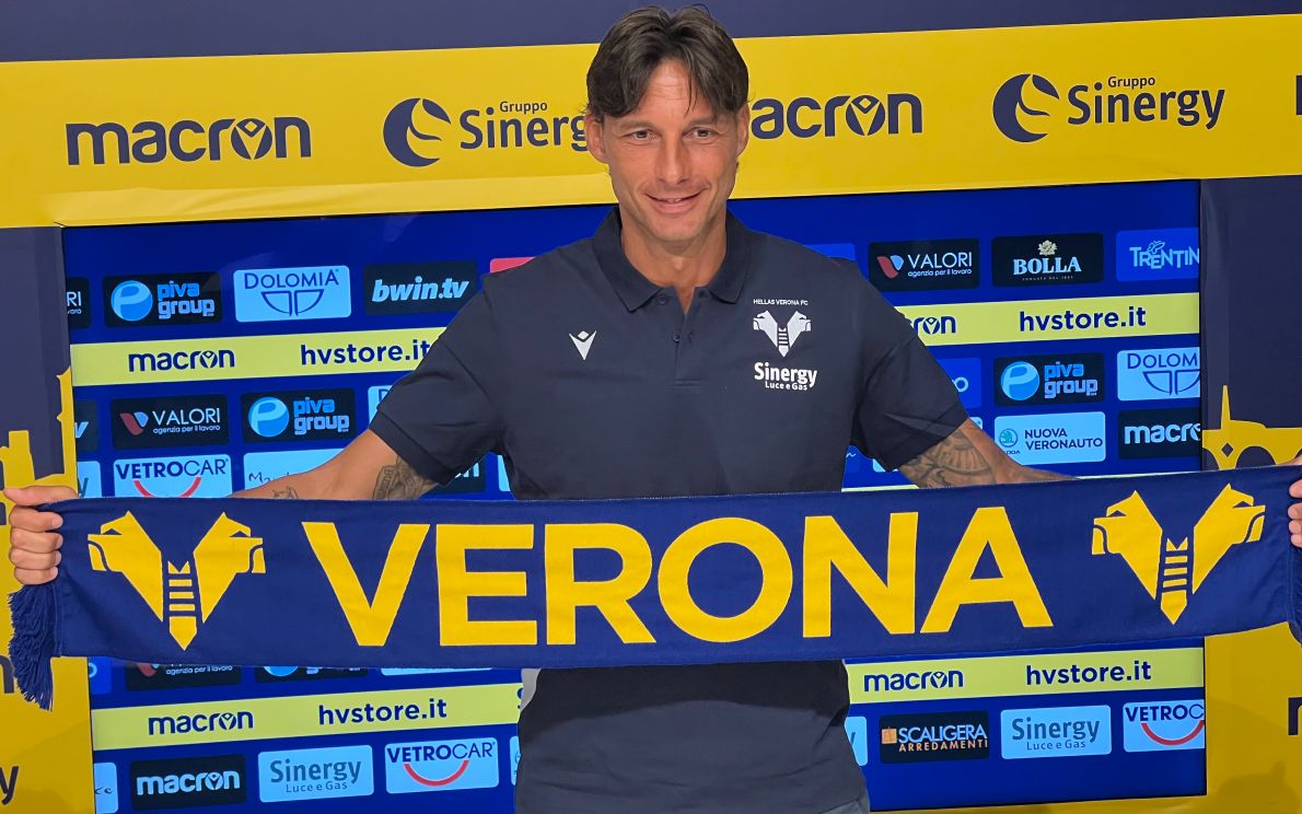 Cioffi con la sciarpa del Verona