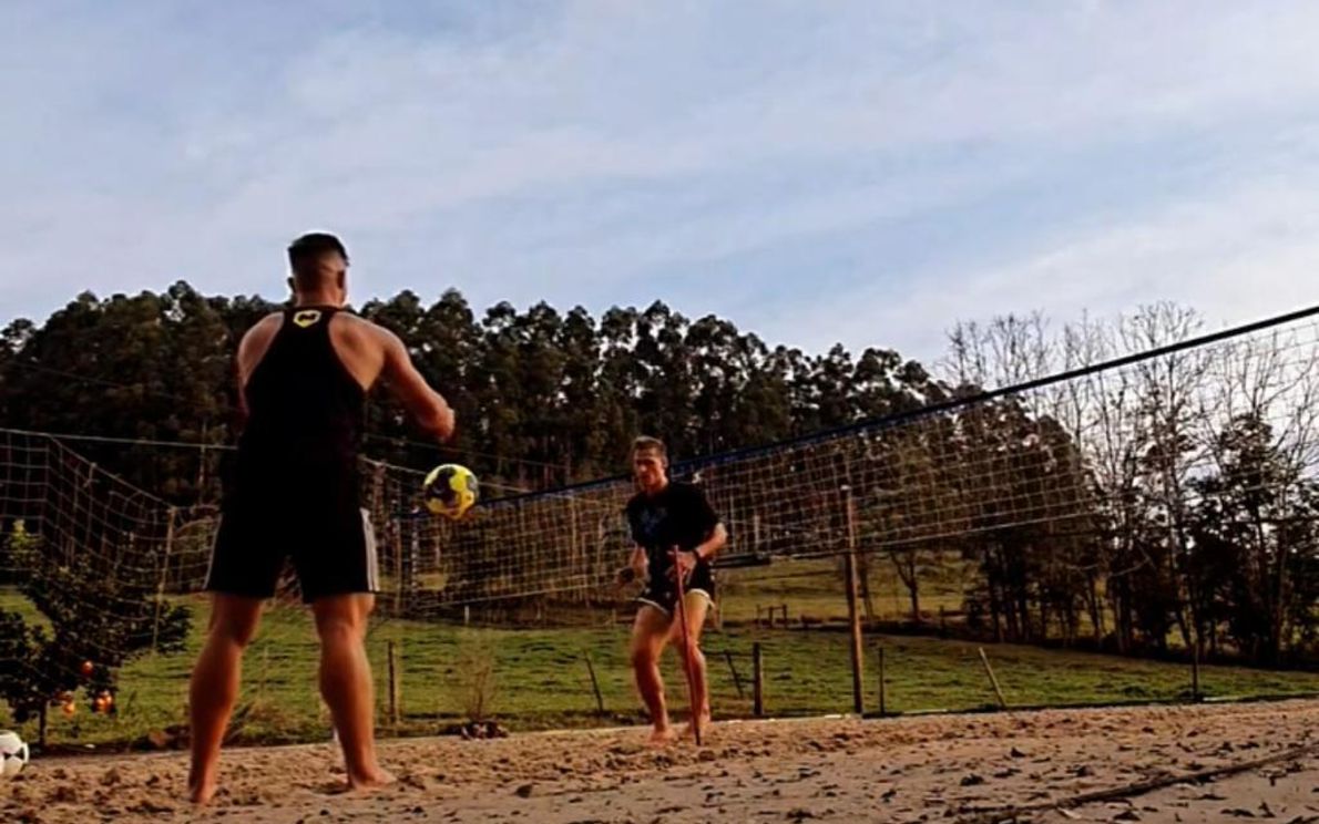 Ronaldo si allena in spiagga (foto Instagram)