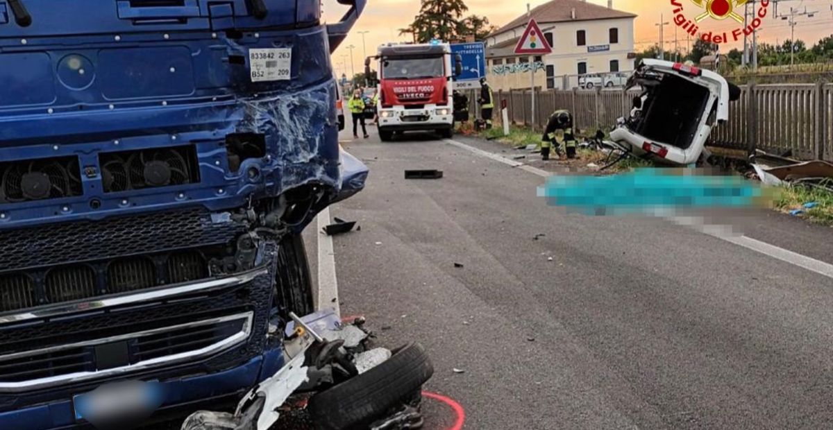 Frontale Tra Un Furgone E Un Camion Rimorchio: Muoiono Due Giovani A ...