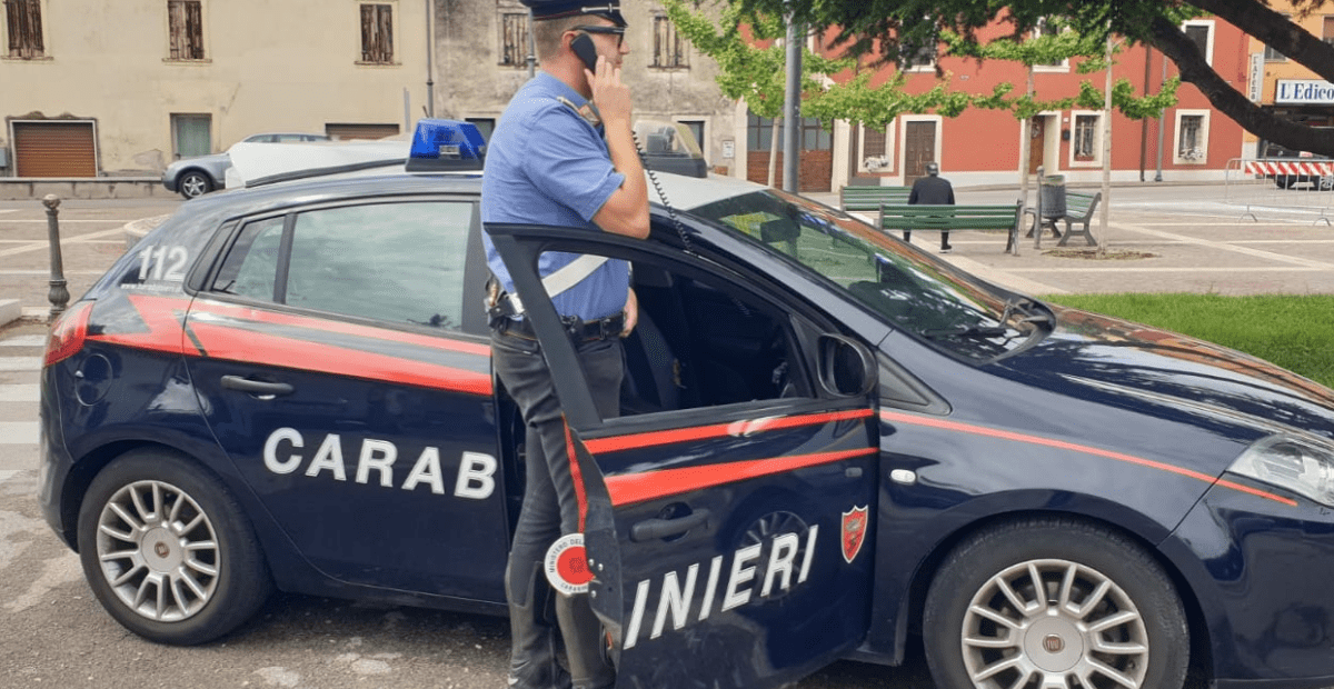 Sorpreso A Rubare Un Giubbotto All’interno Di Un Negozio: Denunciato Un ...