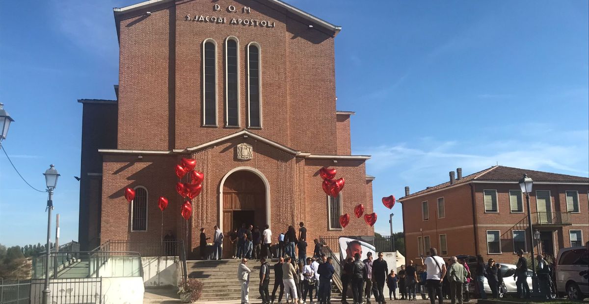 L ultimo saluto a Mattia Caruso a Mandriola gli amici portano il